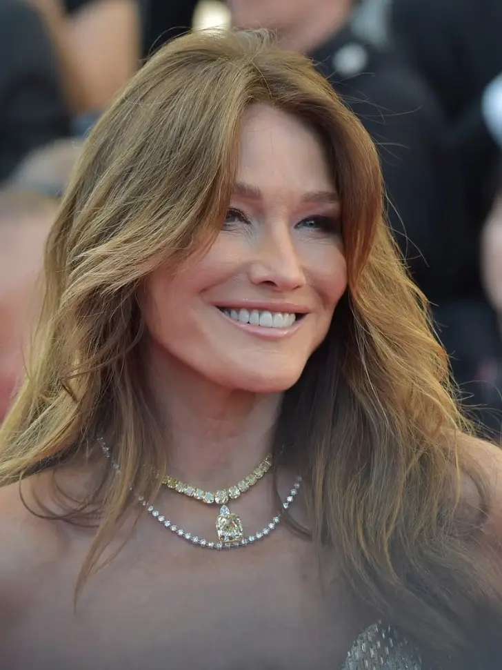 Изящная стрижка бабочка с длинной челкой шторкой