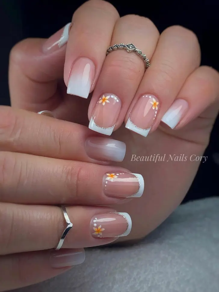 Классический белый френч с золотой подводкой и милыми цветочками