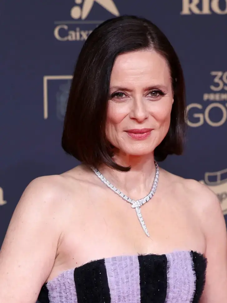 Классический элегантный боб с косым пробором