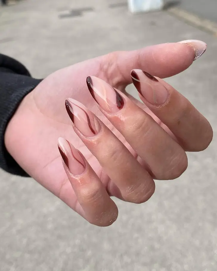 Коричнево шоколадный маникюр с мягкими волнами