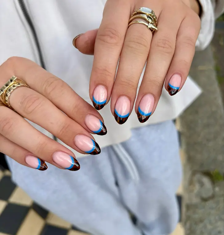 Коричневый френч с синей подводкой