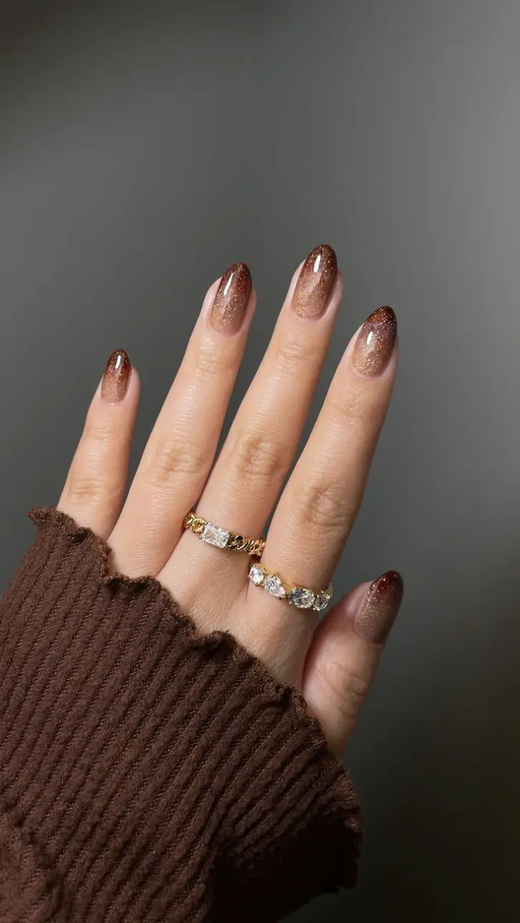 Коричневый маникюр омбре на коротких ногтях