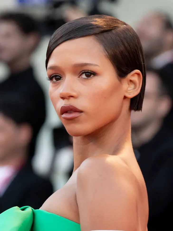 Короткая аккуратная стрижка с волосами на одну сторону