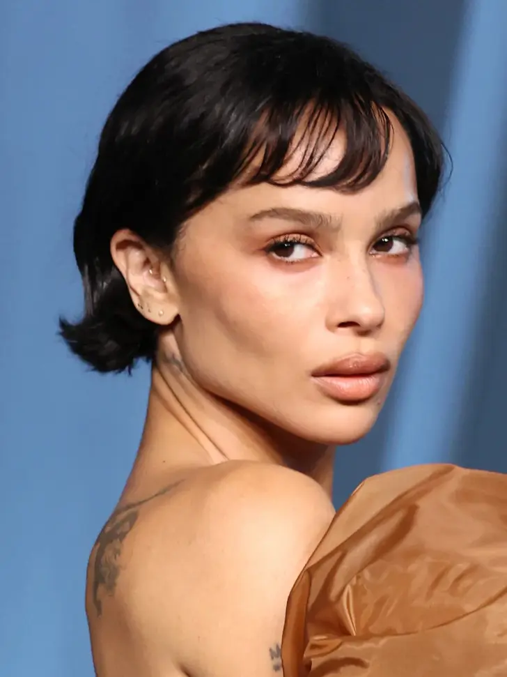 Короткая стрижка с тонкими волосами убранными назад