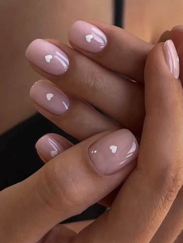 Короткие глянцевые ногти с белыми сердечками на День святого Валентина