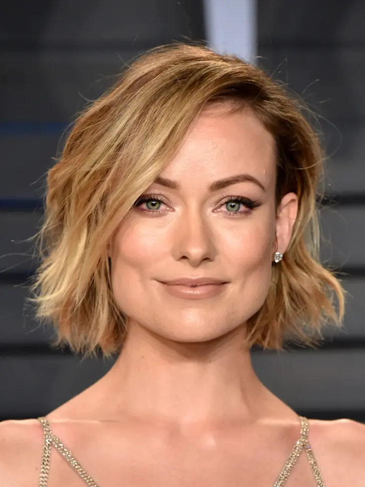 Короткий боб с дерзкой текстурой и косой челкой