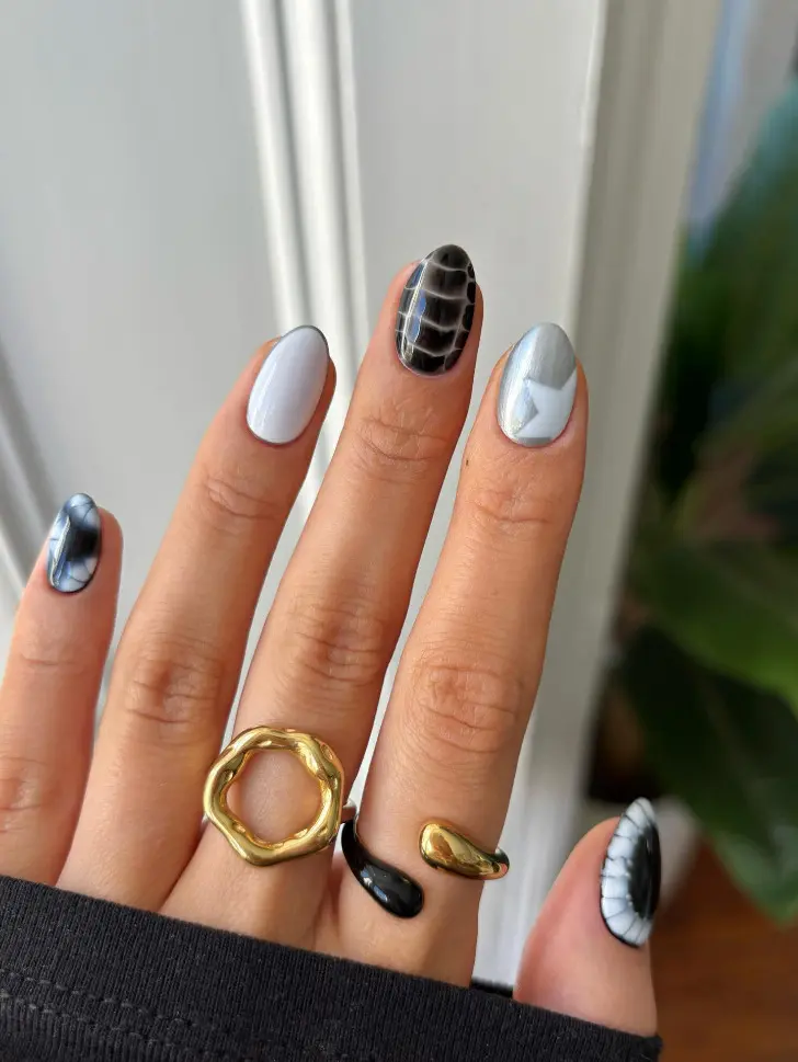 Короткий маникюр с анимал принтом и звездами