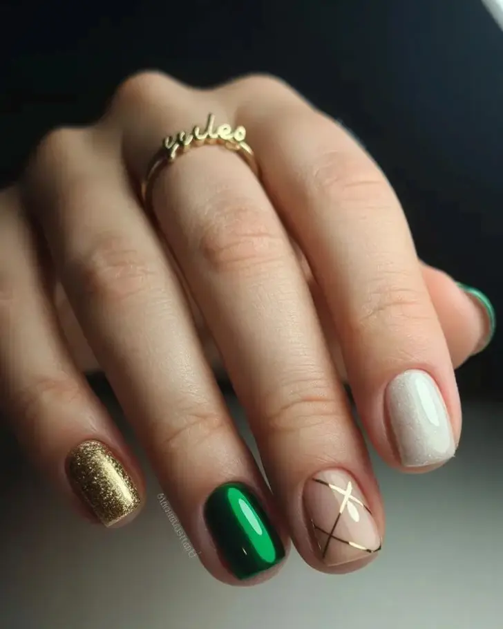 Короткий маникюр с зелеными золотыми и молочными ногтями