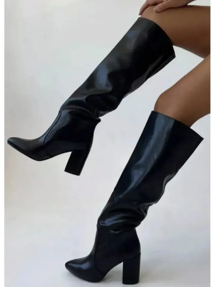Кожаные черные сапоги с высоким каблуком