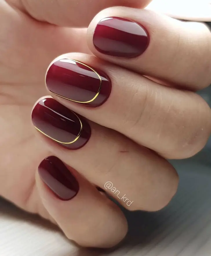 Красные короткие ногти и минималистичные золотые линии