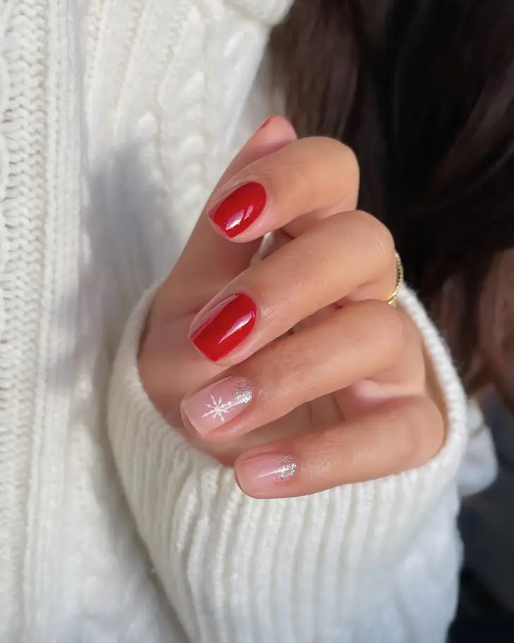 Красные ногти и натуральные со снежинками и серебряным блеском