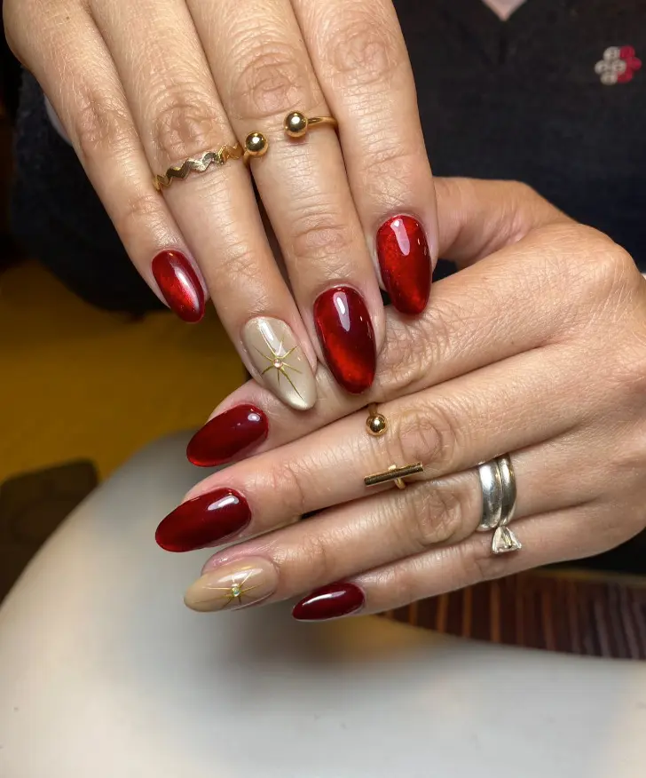Красные ногти и золотые звезды