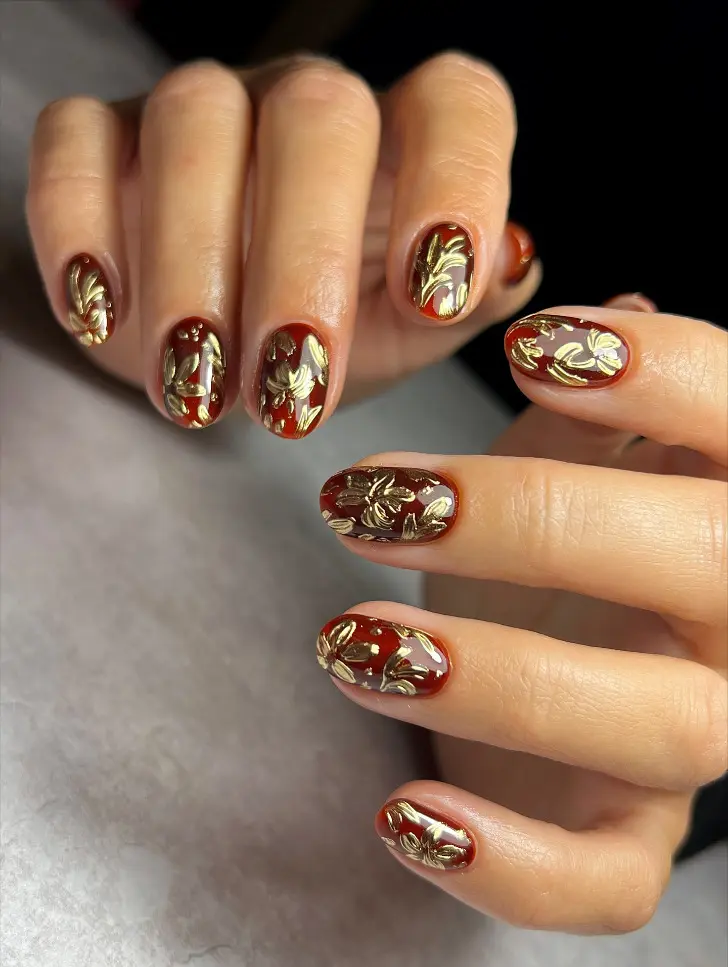 Красные ногти с золотыми листьями