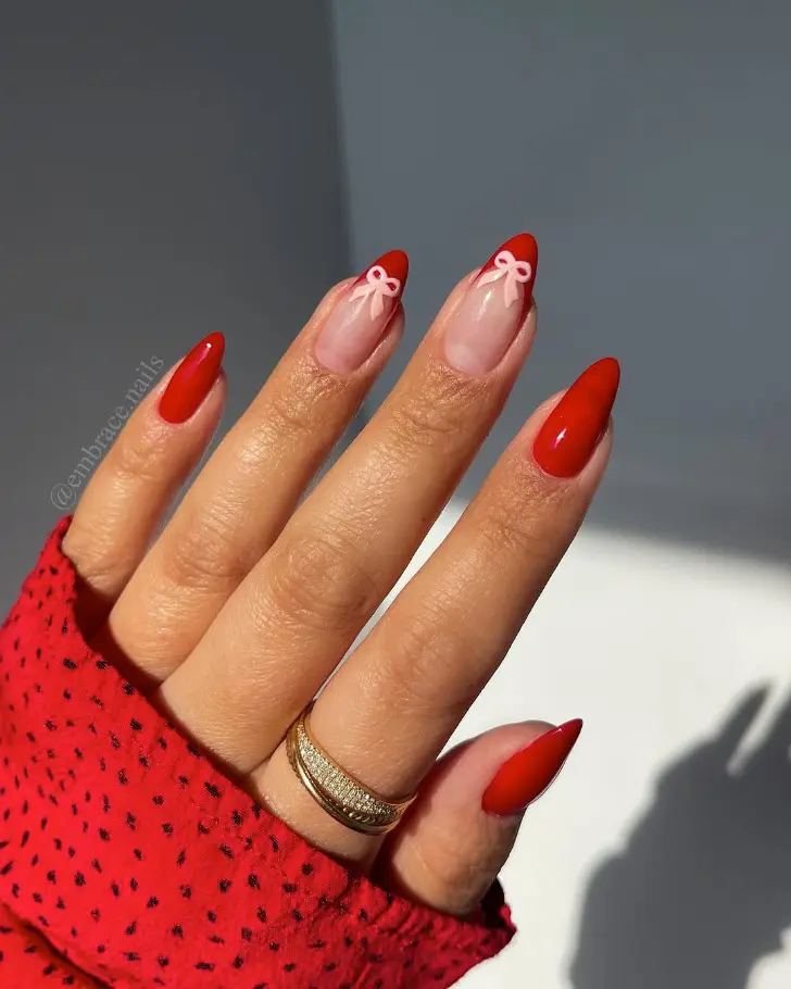 Красный френч с праздничными бантами