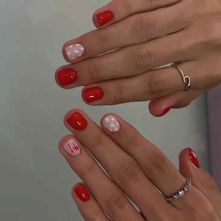 Красный маникюр с белыми точками и бантиком