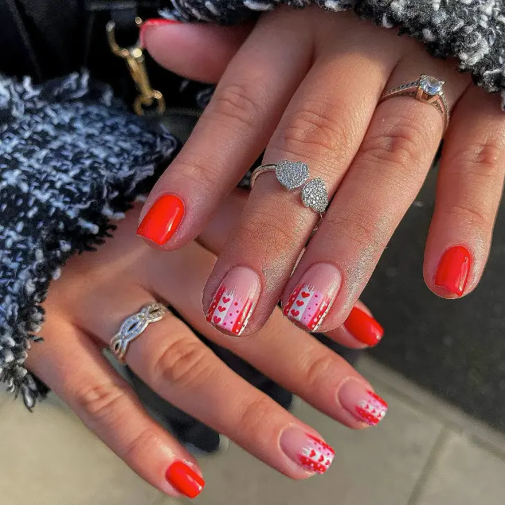 Красный маникюр с оригинальным принтом