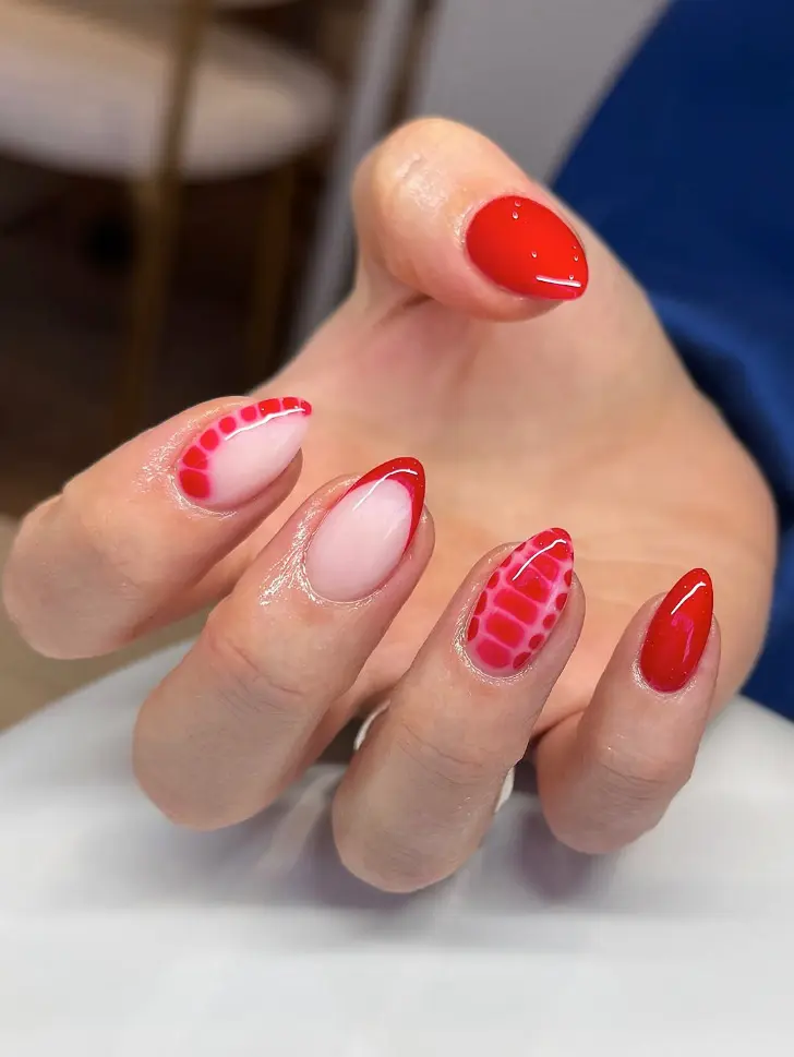 Красный маникюр с принтом крокодила и френчем