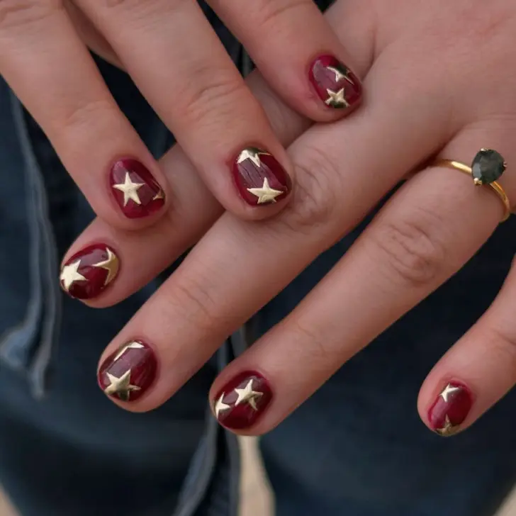 Красный маникюр с золотыми звездами