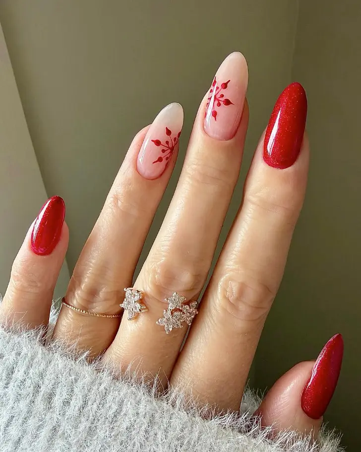 Красный овальный маникюр со снежинками