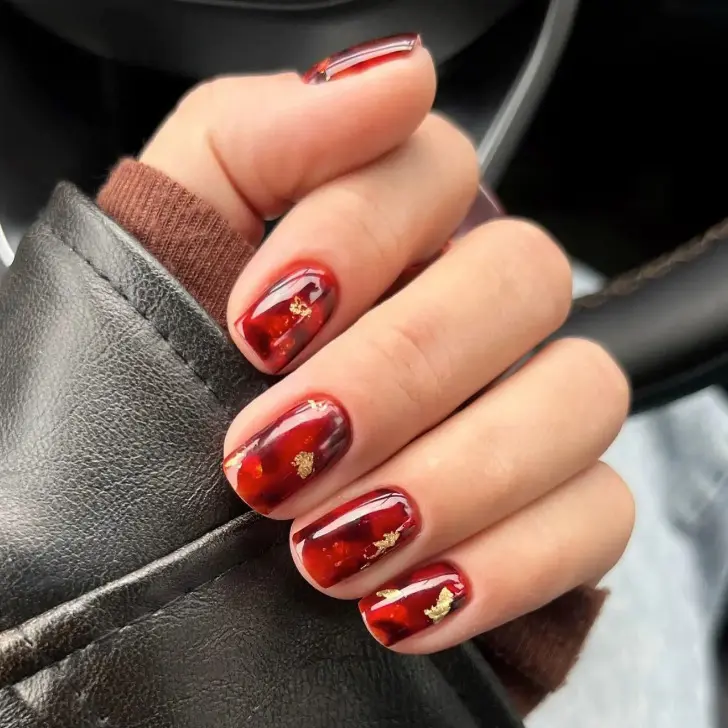 Короткие красные ногти с золотой фольгой
