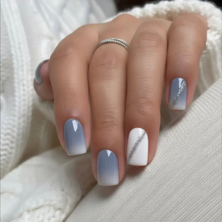 Квадратные ногти с широкими серебряными полосами