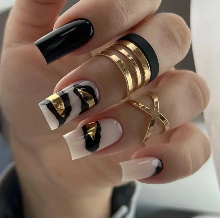 Квадратные ногти с золотой фольгой обведенной черным