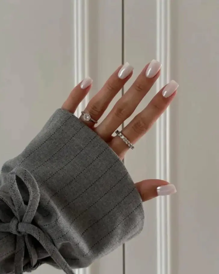 Квадратные ногти в оттенке Cloud Dancer