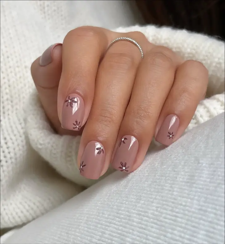 Квадратные ногти в светло-коричневом оттенке с цветами