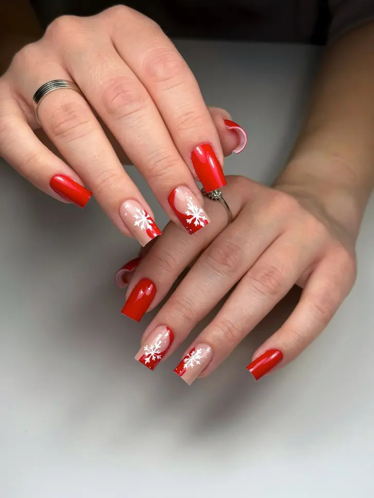 Квадратный красный маникюр с белыми снежинками