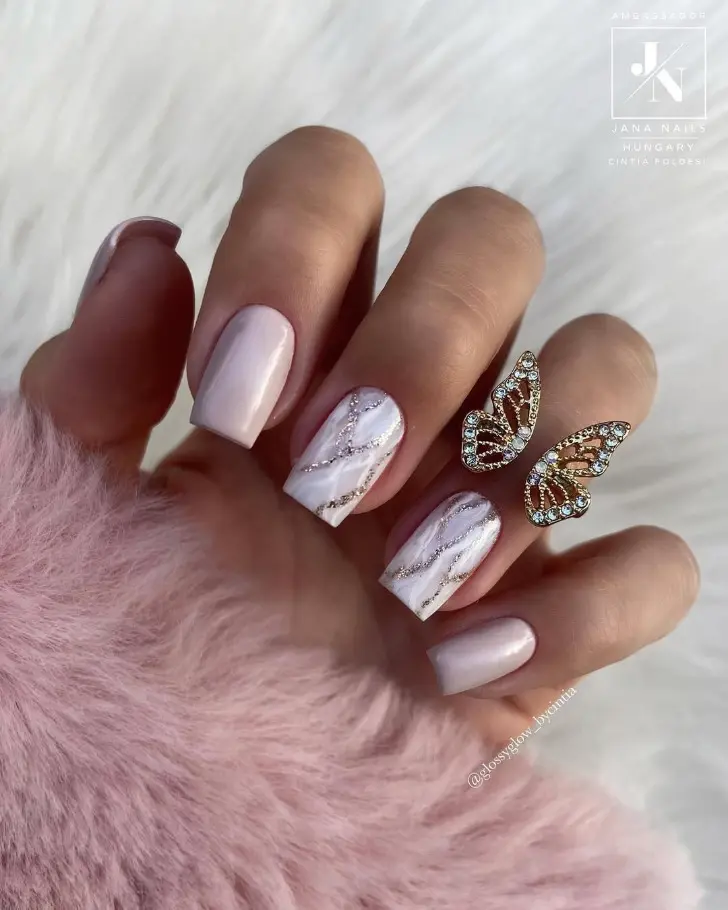 Квадратный маникюр с белыми и серебристыми линиями на розоватой основе