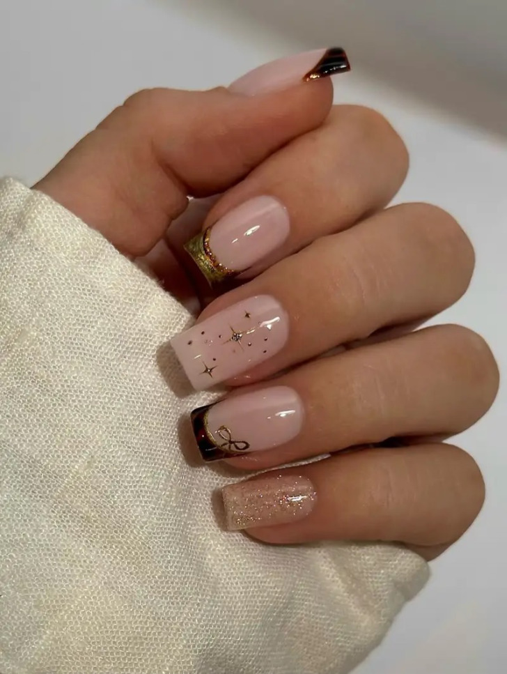 Квадратный маникюр с френчем звездами и бантом