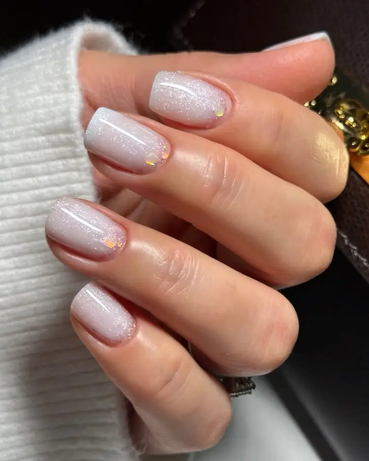 Лунный маникюр с кристаллами на молочных ногтях