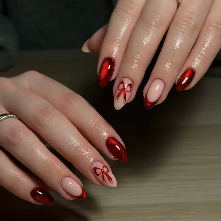 Маникюр красного цвета в стиле кошачий глаз бантом