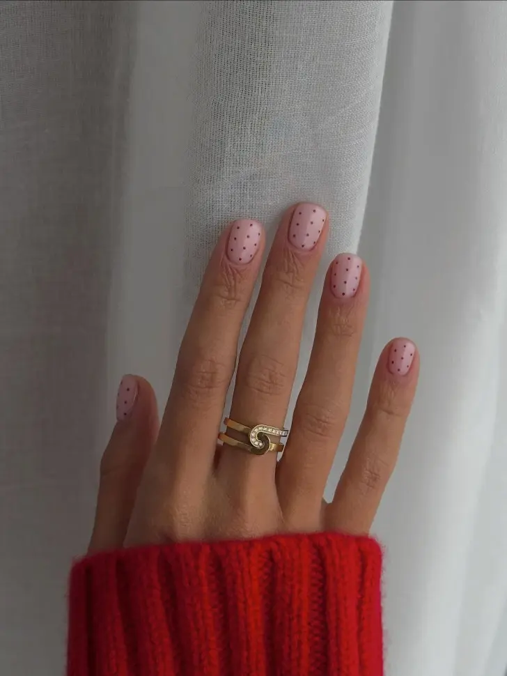 Маникюр на коротких ногтях с красным горошком