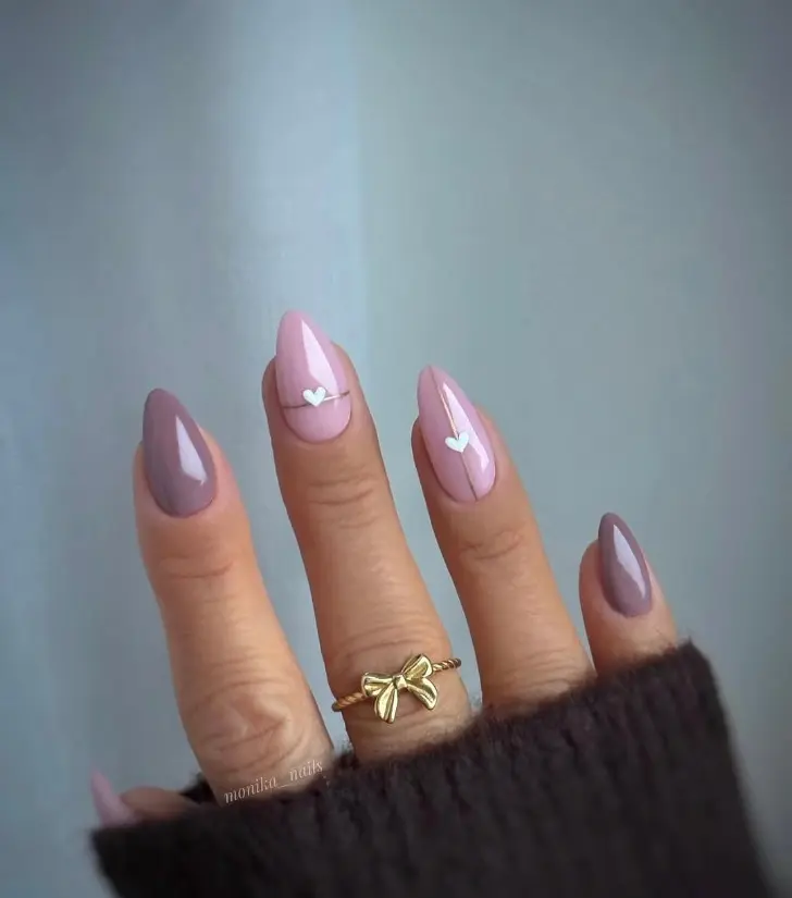 Маникюр на миндальных сиреневых ногтях с золотыми линиями и сердечками
