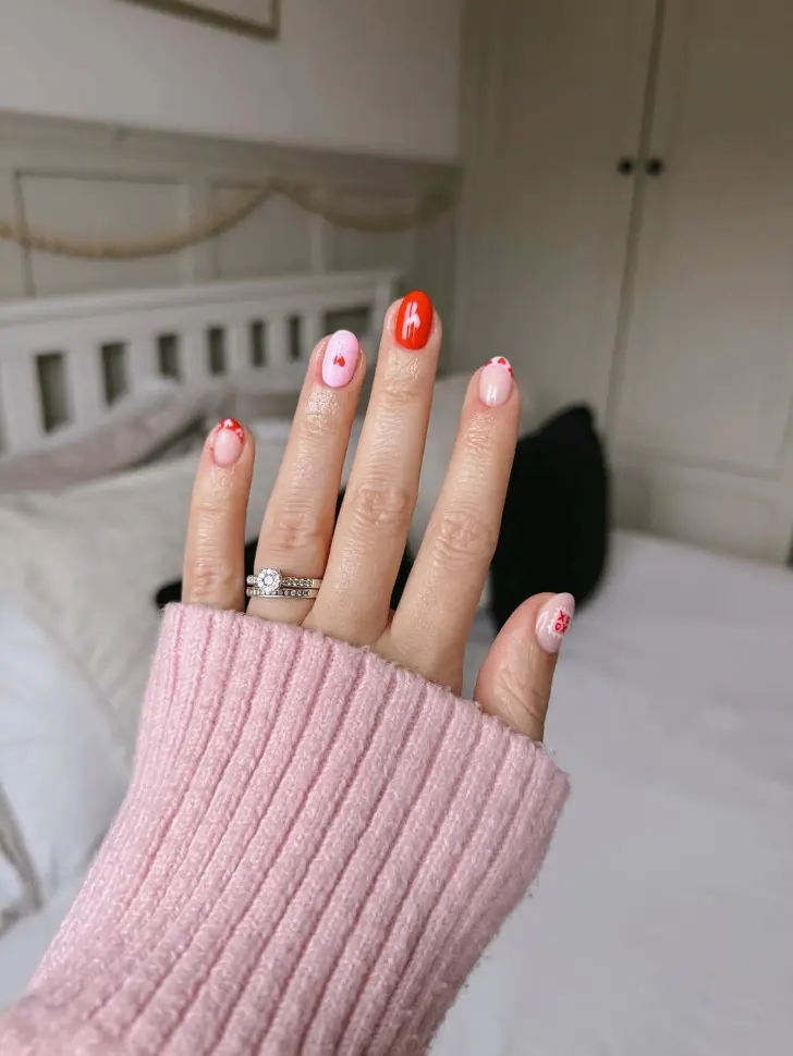 Маникюр с френчем из красных сердечек