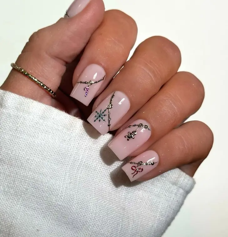 Маникюр с гирляндами и Рождественским украшением