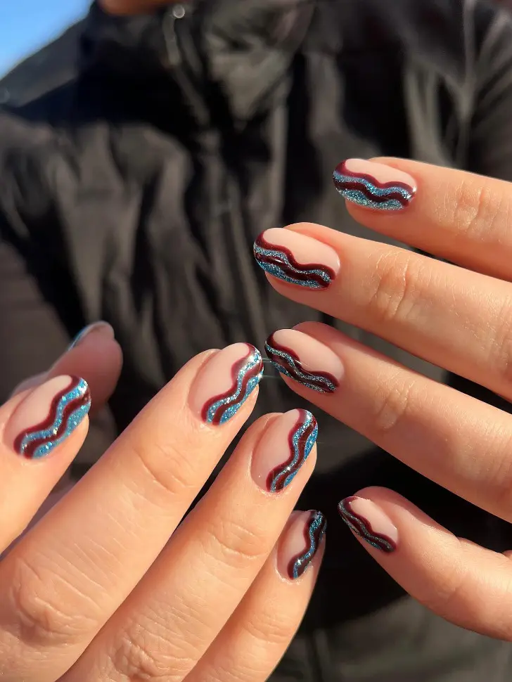Маникюр с коричневыми и синими волнами на коротких ногтях