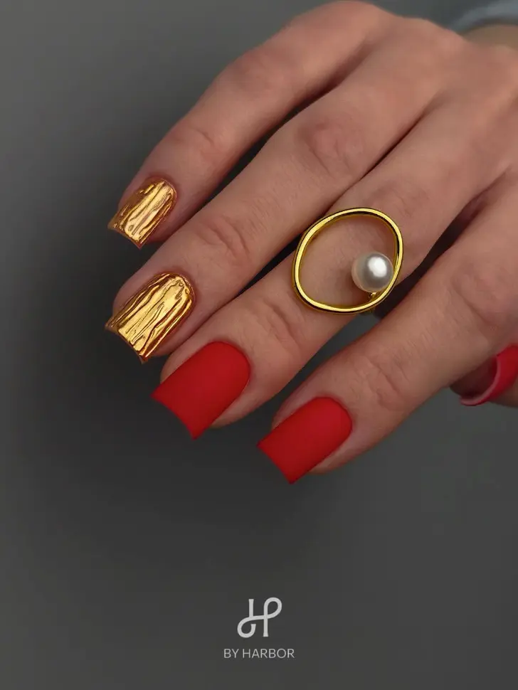 Маникюр с красными и рельефными золотыми ногтями
