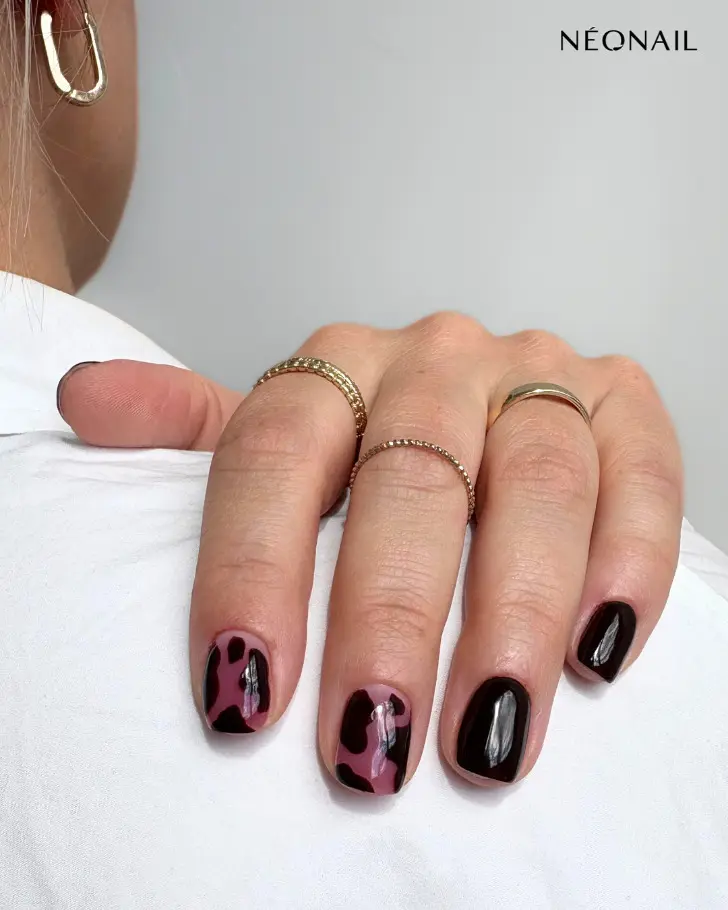 Маникюр с принтом коровы в темных тонах