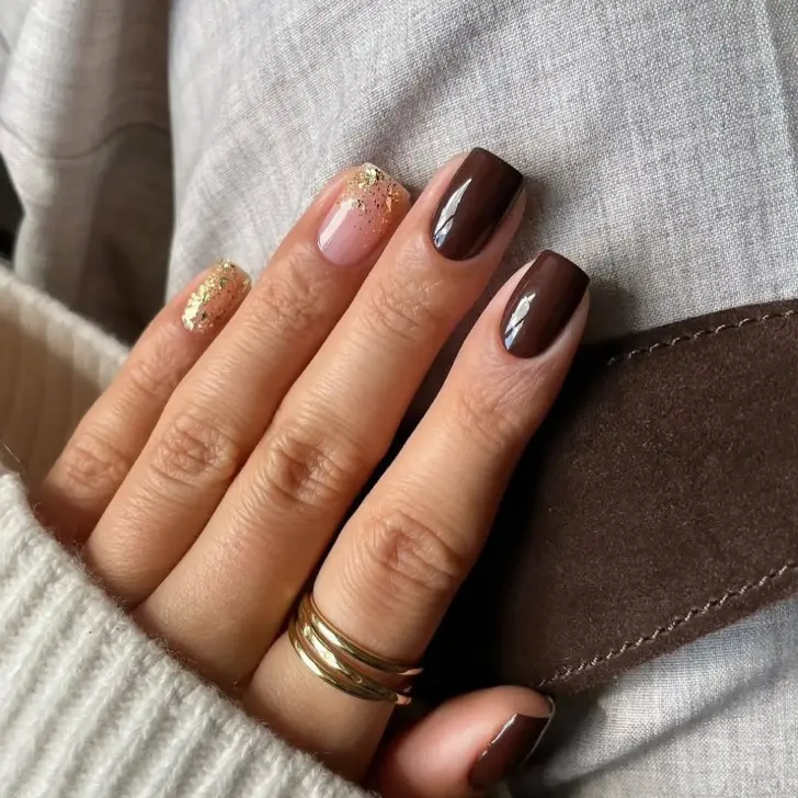 Маникюр с золотым градиентом и коричневыми ногтями