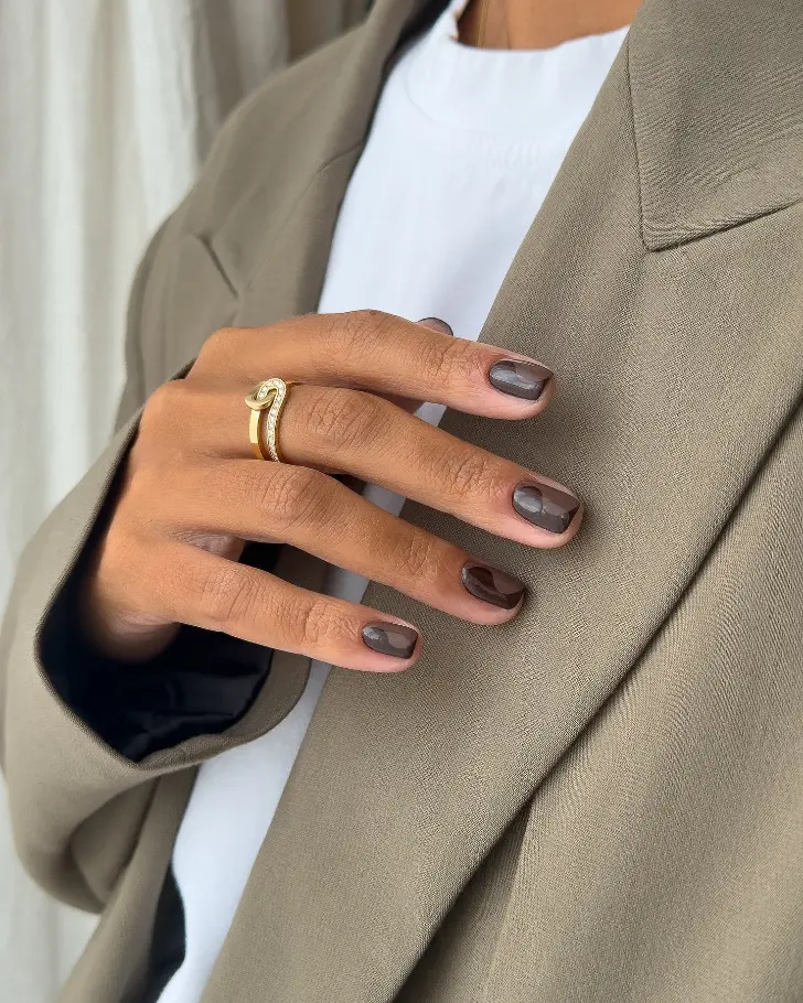 Маникюр шоколадного оттенка с глянцевой и матовой поверхностью одновременно