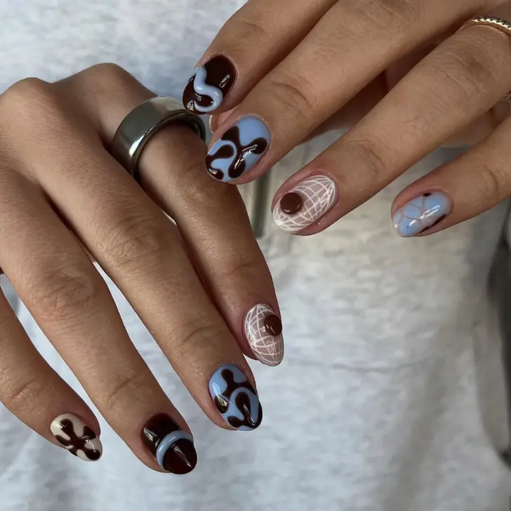 Маникюр в абстрактном стиле в коричнево синих оттенках