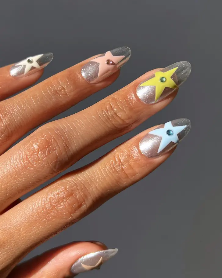 Металлический маникюр с разноцветными звездами