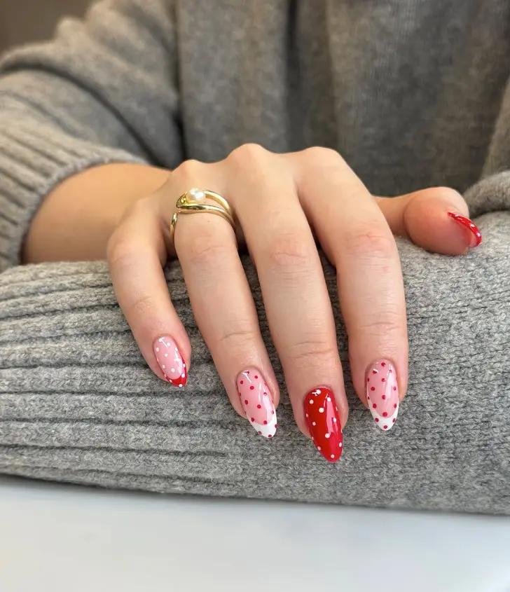 Милый красный маникюр с точками