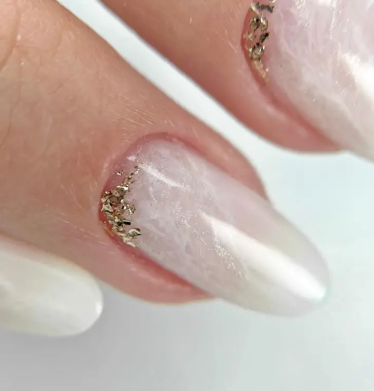 Миндальный маникюр в мраморном стиле и оттенке облачный танцор