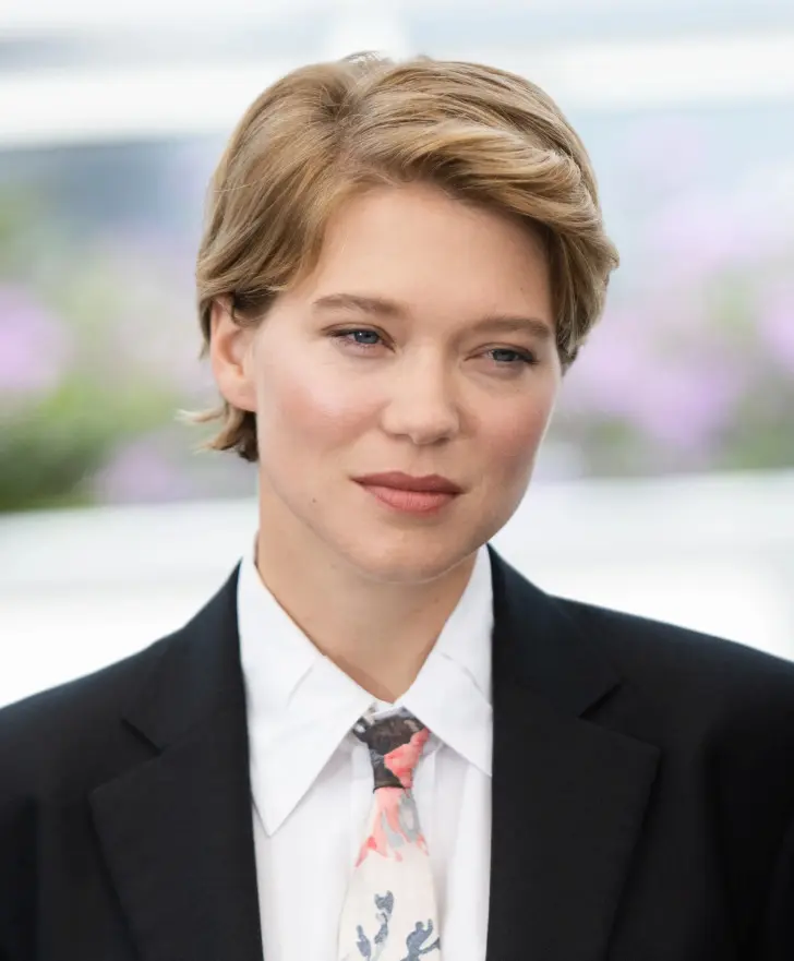 Многослойная стрижка пикси с боковым пробором