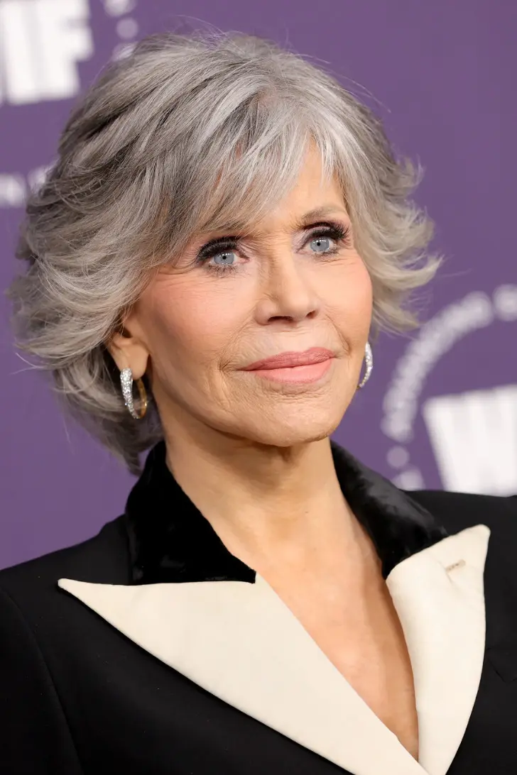 Многослойная стрижка с косой челкой и объемом