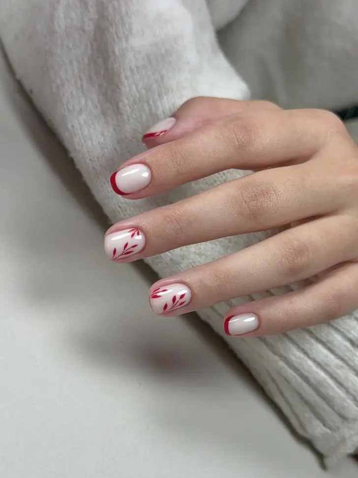 Молочные ногти с красным френчем и цветами