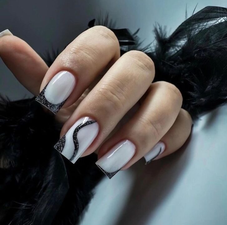 Молочный маникюр дополненный черным блестящим френчем